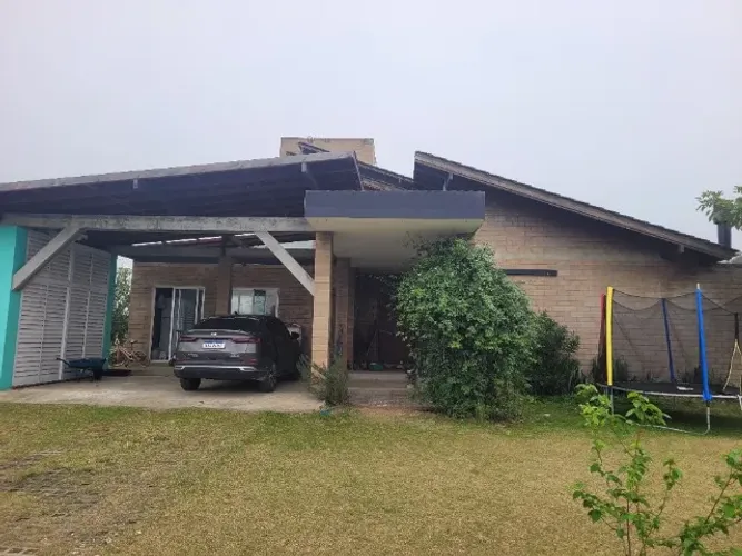 Casa em condomínio fechado em Imbituba, 4 suítes.