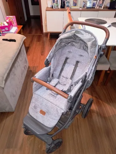 Carrinho de bebê importado