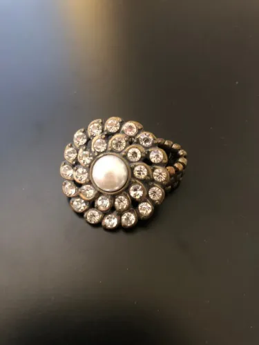Anel floral vintage, strass e pérola. Aquele que ocupa o dedo do jeito certo.
