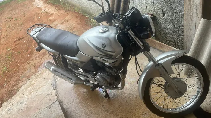 Detalhe de vazamento de óleo no eixo do pião (soldado) Doc em dia Não paga IPVA