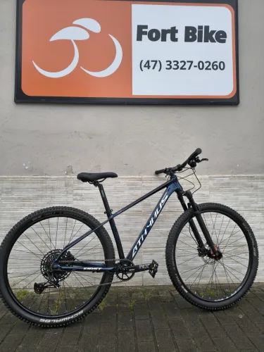 Bicicleta First Athymus Boost 2026