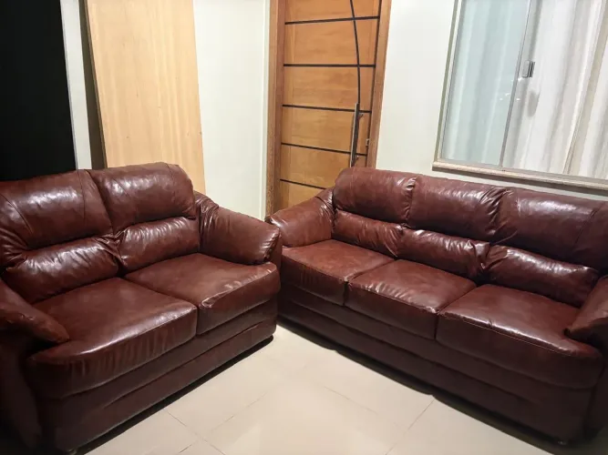 SOFÁ 2 E 3 LUGARES EM EXCELENTE CONDIÇÃO   - REFORMADO
