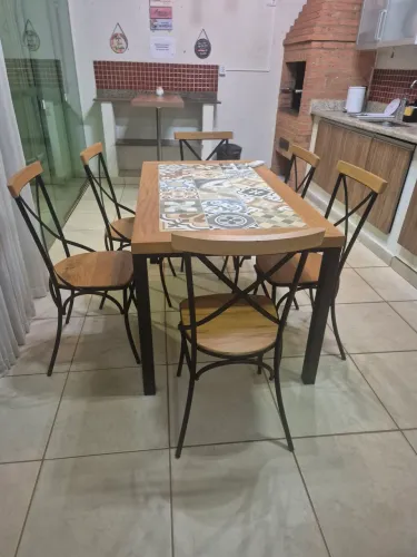 Mesa de madeira rústica e ferro
