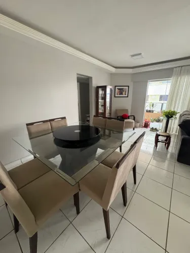 Mesa de Jantar com 8 cadeiras