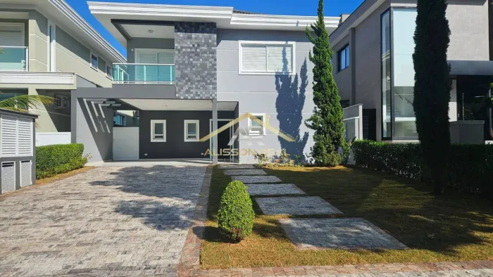 Casa de Alto Padrão 317m²| 4 suítes e Piscina no Lorian Boulevard - Osasco.