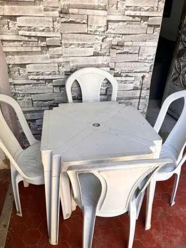 Jogo de mesa de plástico com 4 cadeiras