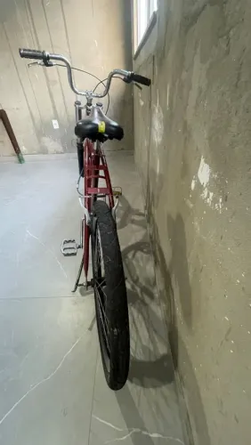 Bicicleta aro 26 Monark vermelho vinho tá zerá nova, sou da zona sul