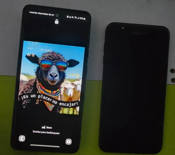2 celulares Samsung.
