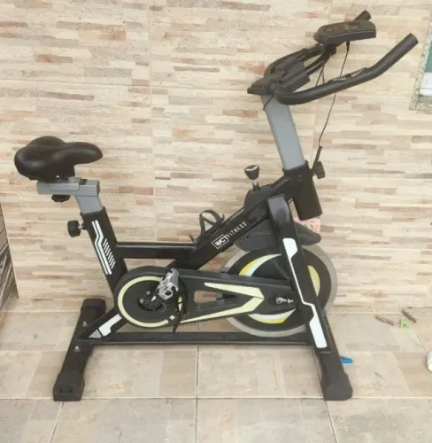Bicicleta Spinning Com Roda De Inércia De 13kg Wct Fitness Cor Preto