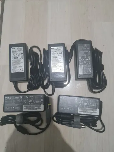 Lote com 5 fontes de notebook
