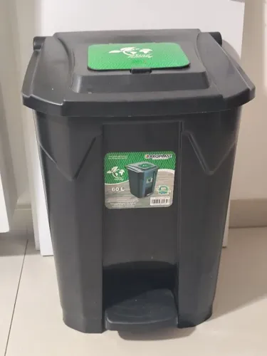 Lixeira com pedal - 60 litros