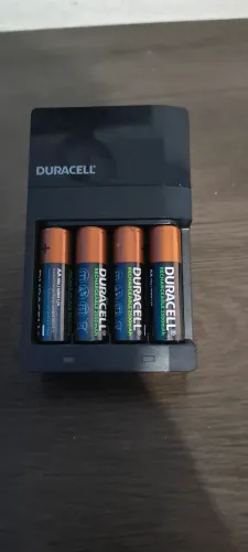 Carregador de pilhas DURACELL com as 4 pilhas novas ! 