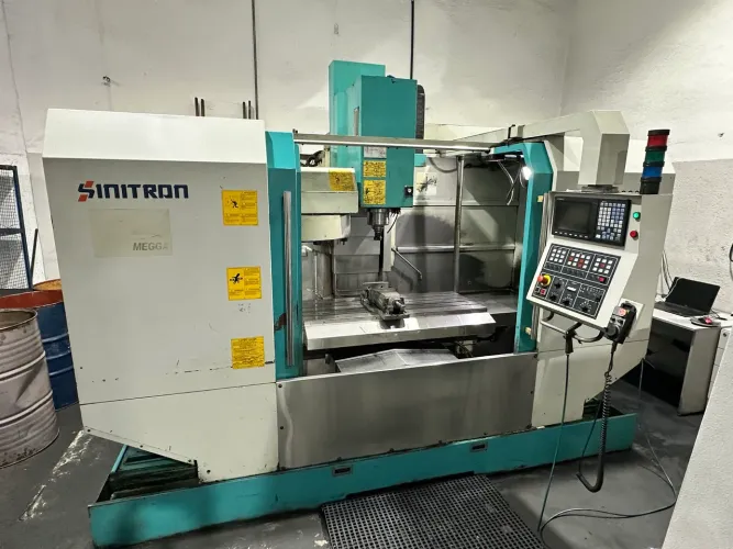 CENTRO DE USINAGEM SINITRON VMC-1000