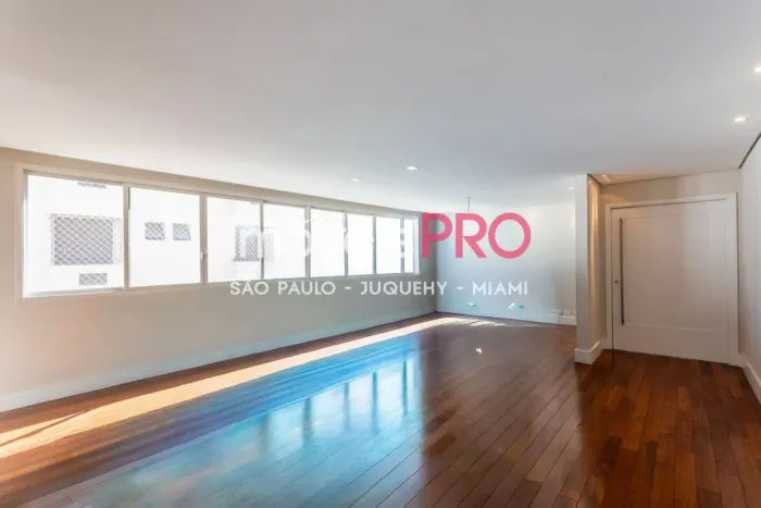 Apto reformado de 173m² com3 dormitórios sendo 1 sute e 2 vagas no Itaim