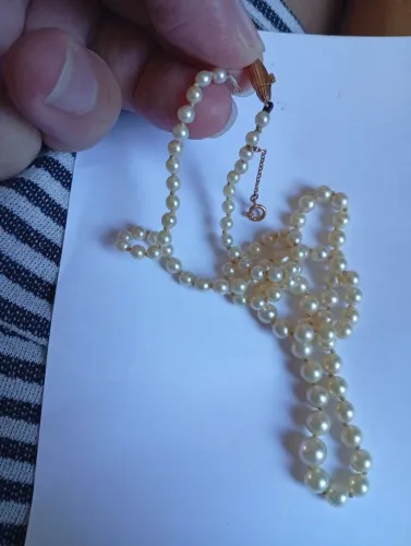 Vendo cola de pérolas com detalhes em ouro 