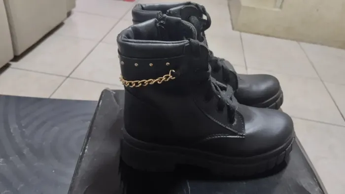 coturno infantil feminino com solado tratorado e detalhes de correntes número 30