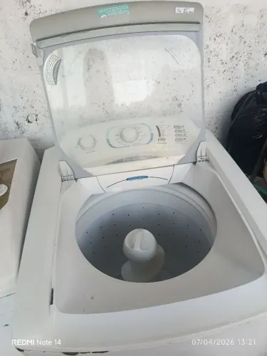Máquina de lavar (bate as roupas mais não centrifuga))