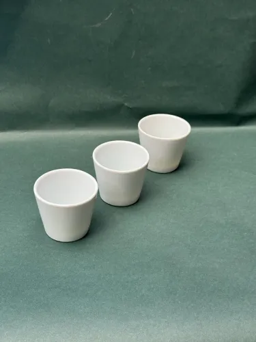 3 Mini copo em porcelana branca