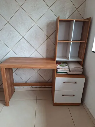 Vendo escrivaninha para quarto com gavetas e prateleiras