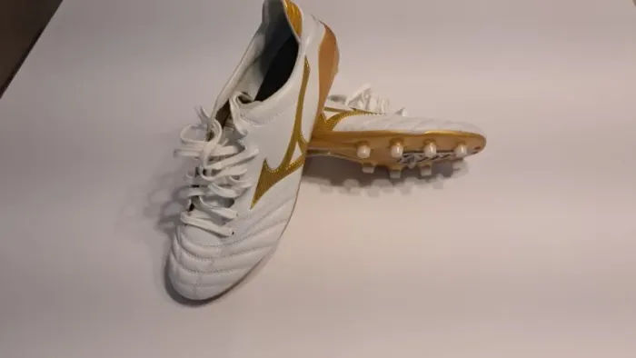 Chuteira Mizuno Morelia Neo Nova Made in Japan Couro Premium Branca/Dourada - Profissional