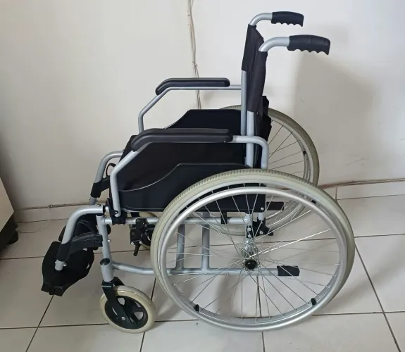 Vende-se cadeira de rodas desmontável