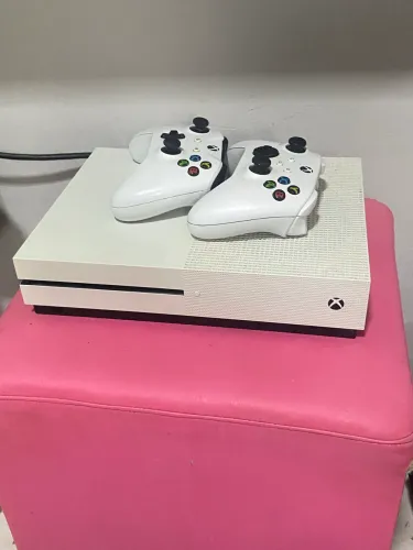 Xbox one S 2016, dois controles e vai com carregador de pilha