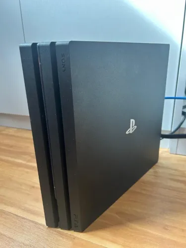 PlayStation 4 PRO - PS4 em ótimo estado - dois controles e jogos