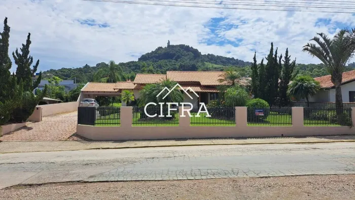 Casa de Alvenaria - Venda - 300m2 - semi mobiliada - piscina - alto padrão - Avenida Colom