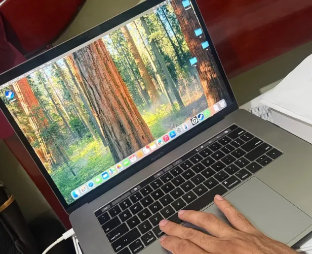 MacBook Pro i9 16gb