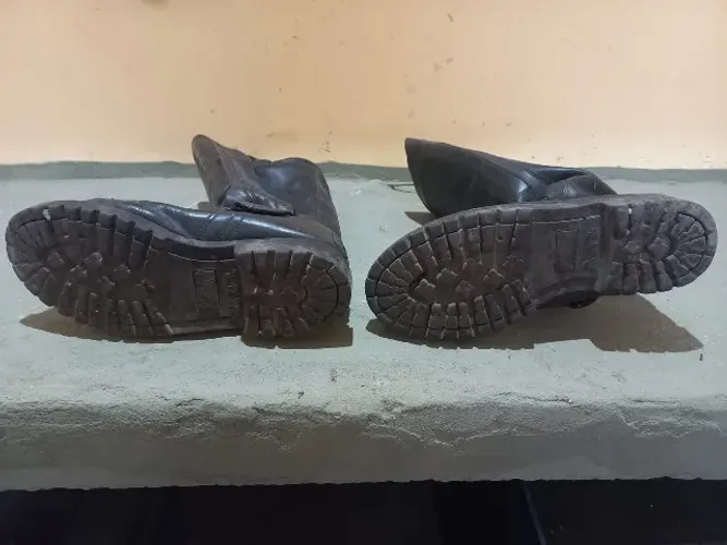 bota em couro cano alto motociclista