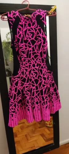 Vestido rosa choque, limonade, rodado com transparência 