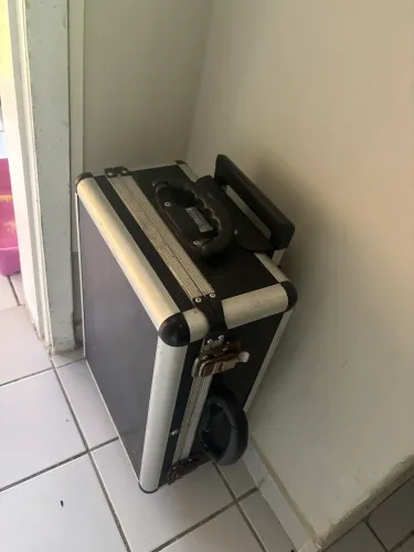 Maleta para ferramentas rígida com alça e rodas para transporte.