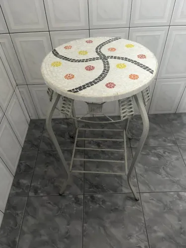 Mesa lateral redonda de mosaico pés de ferro com suporte