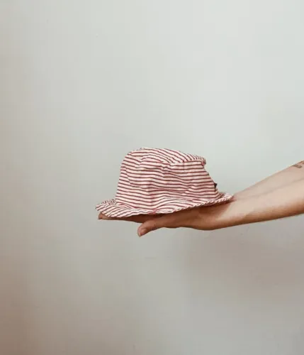 Chapéu infantil vintage listrado vermelho e branco