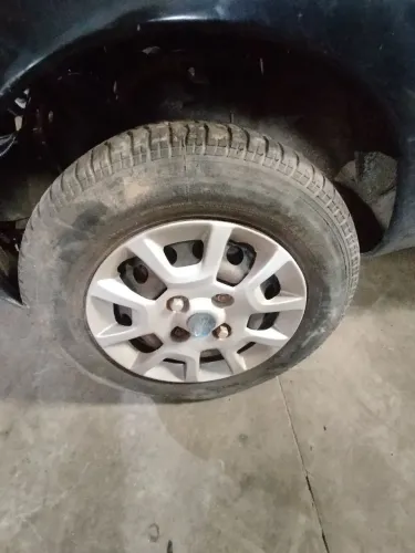 Roda Ford aro 13 com pneu bom 