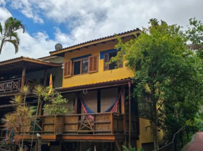 Casa mobiliada em condomínio com piscina- Região Central de Ilhabela