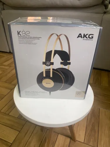 Fones De Ouvido Akg K92 Para Música Preto E Dourado