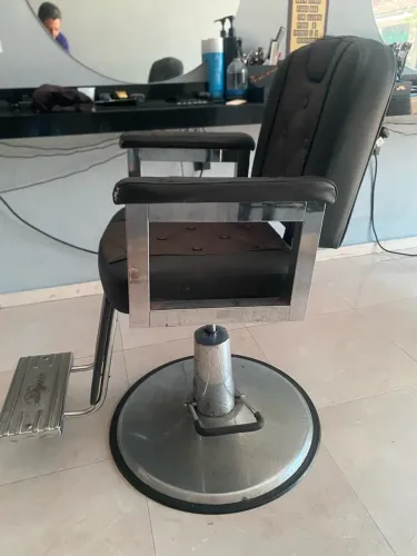 Cadeira de barbeiro e bancada 2200