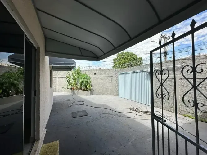 CASA DE ESQUINA COM 527m2, 6 VAGAS DE GARAGEM - VILA REZENDE - GOIÂNIA GO