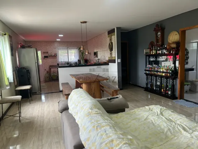 Chácara - Cajuru - 3 Dormitórios - 150m² - Aceita permuta.