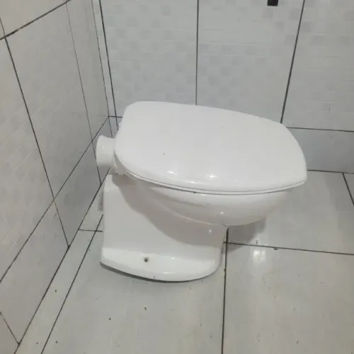 Vaso Sanitário Branco com Tampa