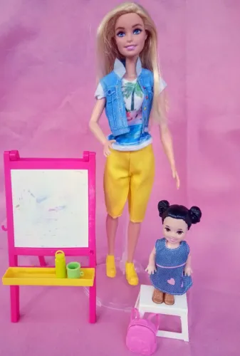 Barbie professora de Artes Moderna, para sua coleção.