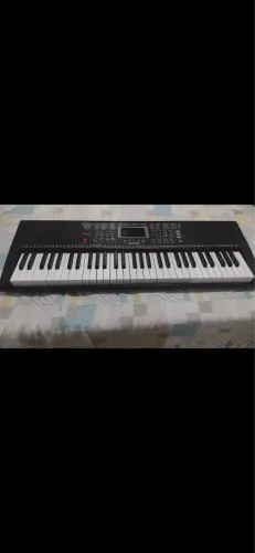 Teclado musical - Semi novo