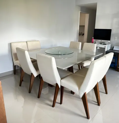 Mesa off white(Casa Barroco ) 150 x 150 com giratório e 8 cadeiras .