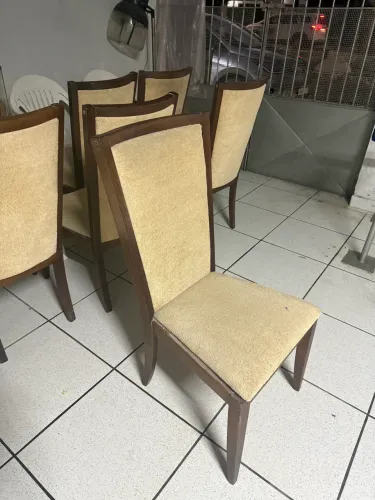 Cadeiras de madeira alcochoada