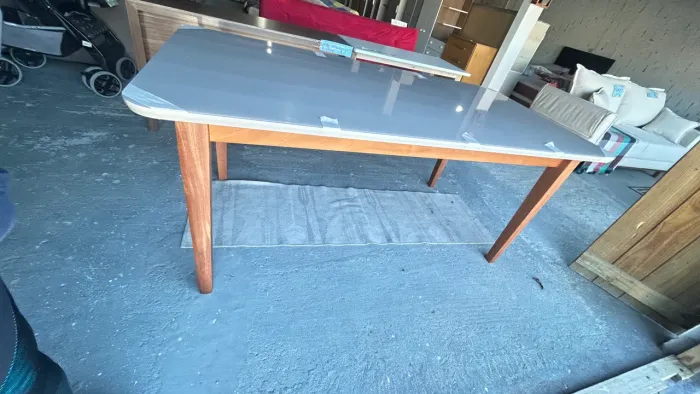 Mesa de jantar 6 lugares com tampo em MDF e vidro ,