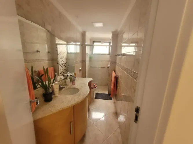 Apartamento para venda tem 144 metros quadrados com 4 quartos