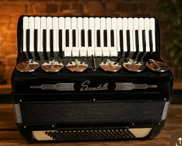 Acordeon scandalli 120 baixos, teclado 48 cm, desmanche lateral, quarta de voz