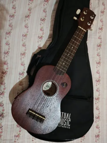 UKULELE + CAPA + PALHETA