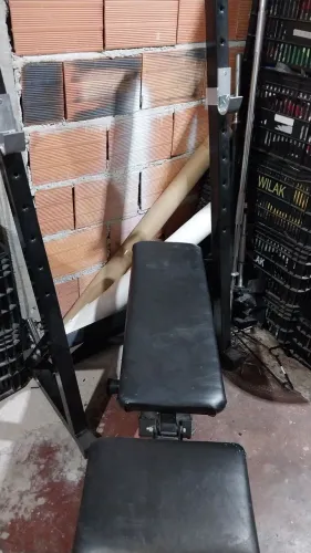 Mesa supino com anilhas e barras